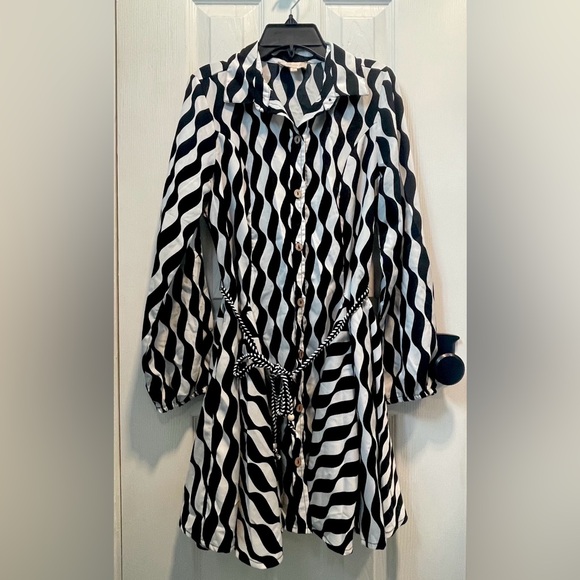 Dresses & Skirts - Black & White Pattern Dress